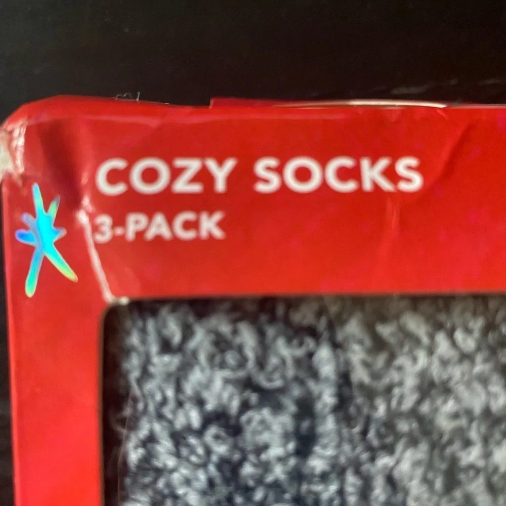 NWT-AMERICAN EAGLE-THREE PACK OF PLUSH SOCKS